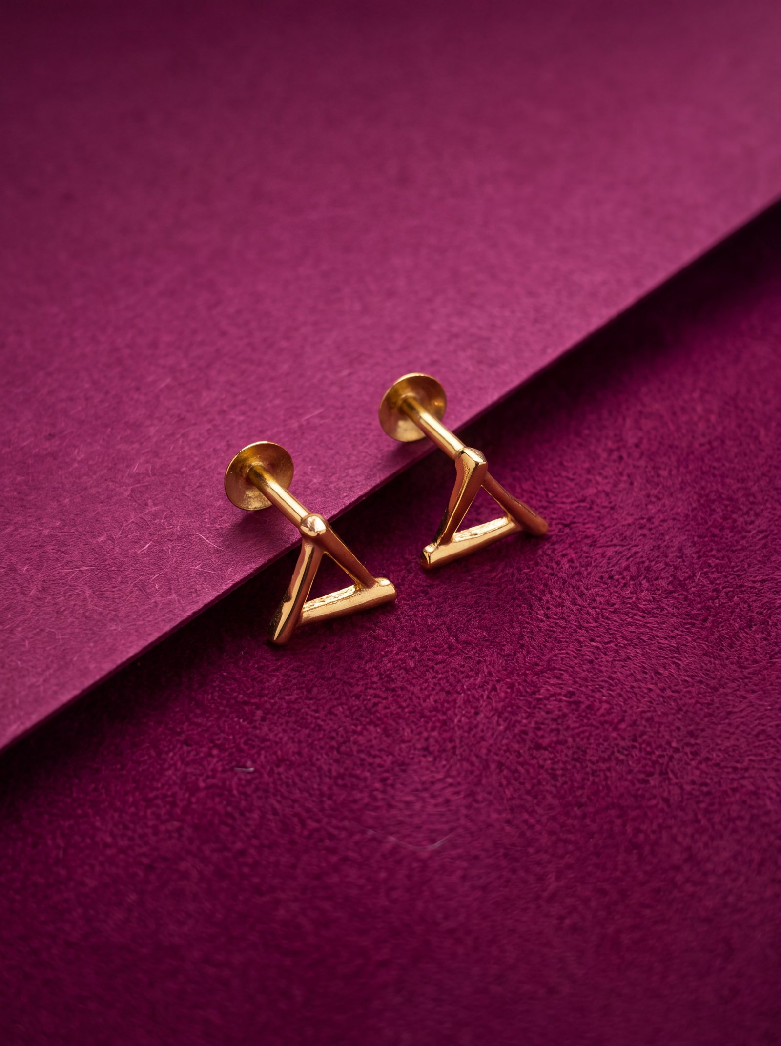 OPEN TRIANGLE 9K STUDS