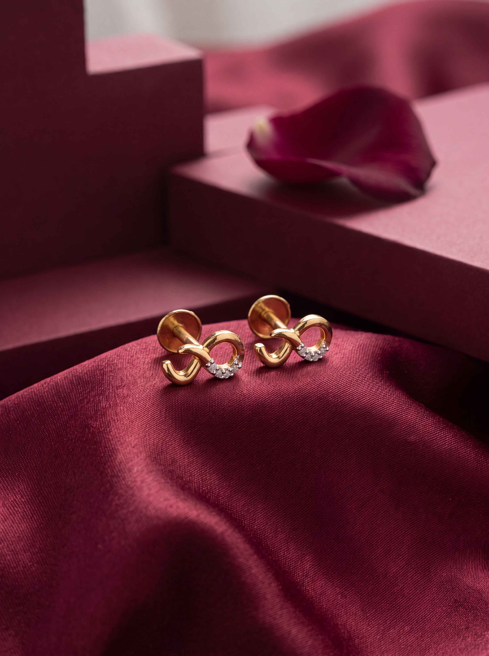 18k INFINITY STUDS