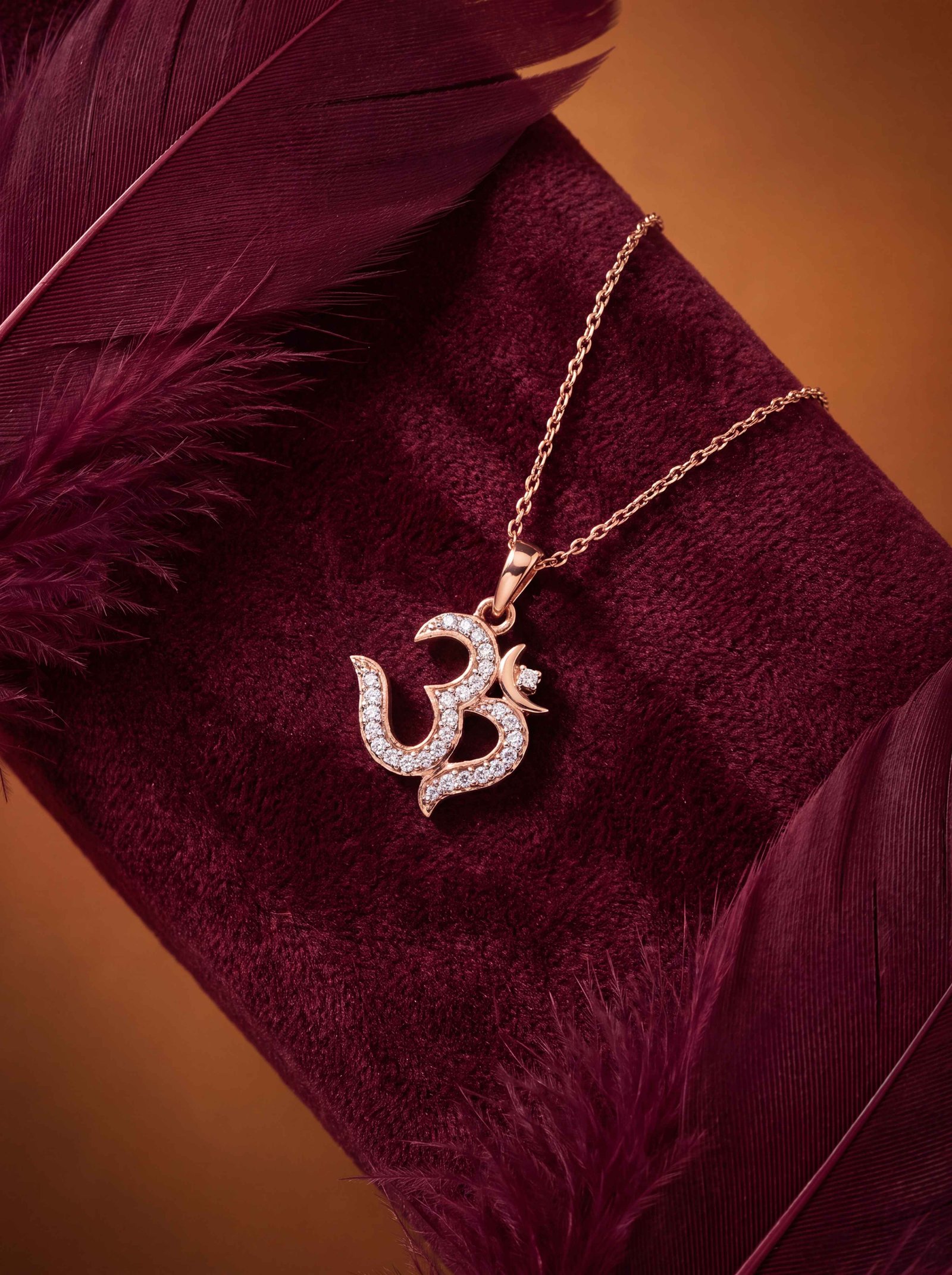 OHM DIAMOND PENDANT