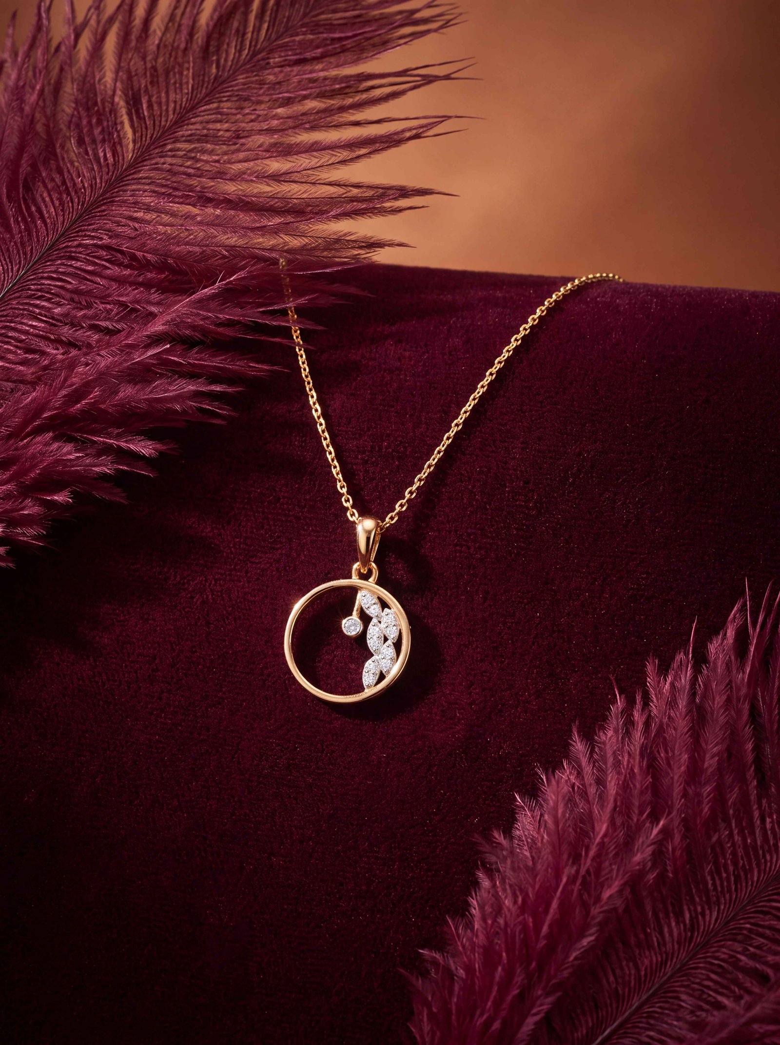 LEAFY WINE DIAMOND PENDANT