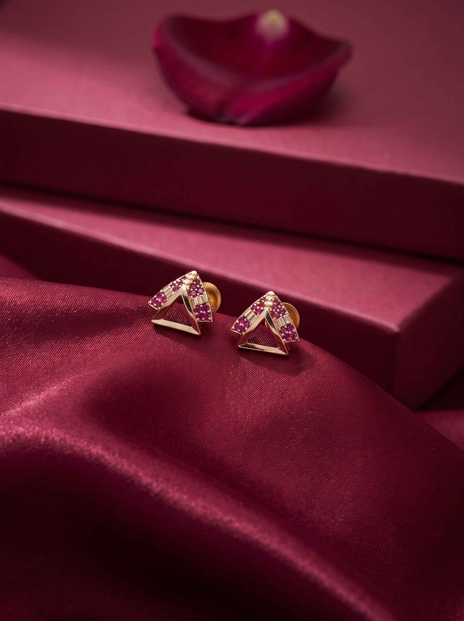 OPENWORK TRIANGULAR 18K STUDS