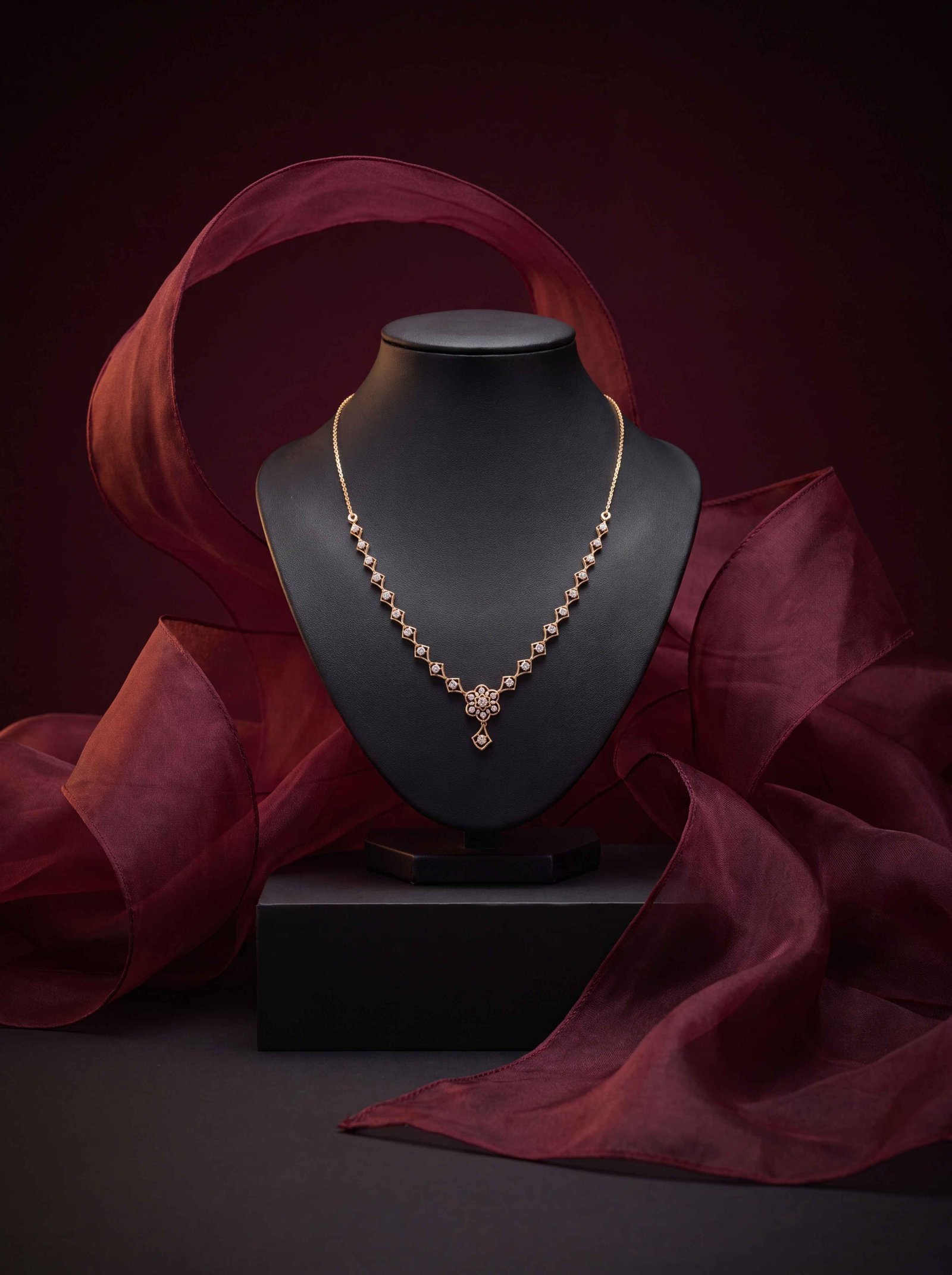 FLORAL PENDANT V-NECKLACE